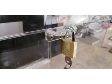 ящик с замком из оргстекла